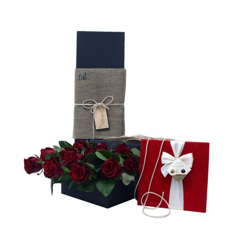 Red Roses And 250 gr Pralines In A Box  - 1